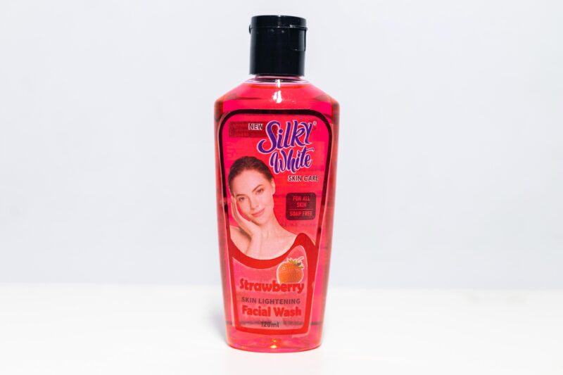 Silky White Strawberry Face Wash